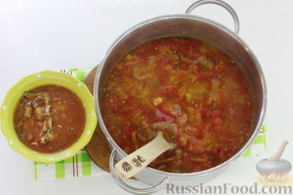 Суп с килькой в томате, рисом, помидорами и сладким перцем