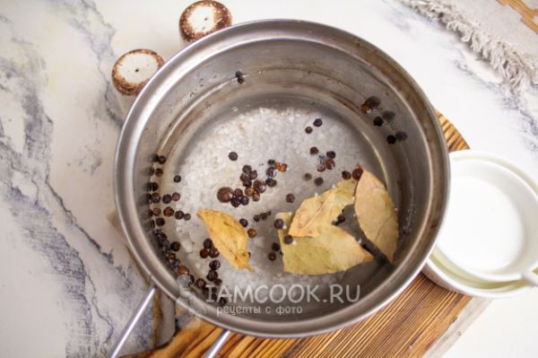 Скумбрия малосольная кусочками в рассоле в банке