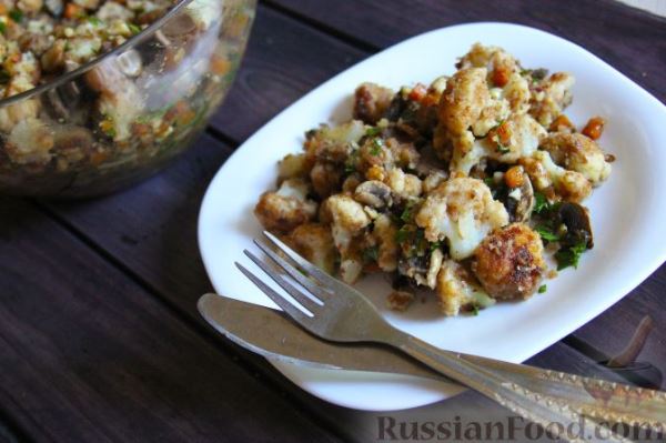 Салат с цветной капустой, орехами и грибами