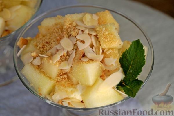 Десерт с дыней, сливочным сыром и печеньем