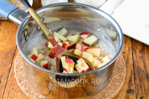 Овсяная каша с яблоком и корицей