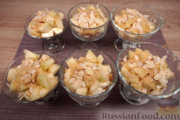 Десерт с дыней, сливочным сыром и печеньем