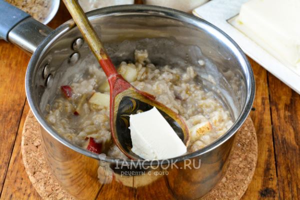 Овсяная каша с яблоком и корицей